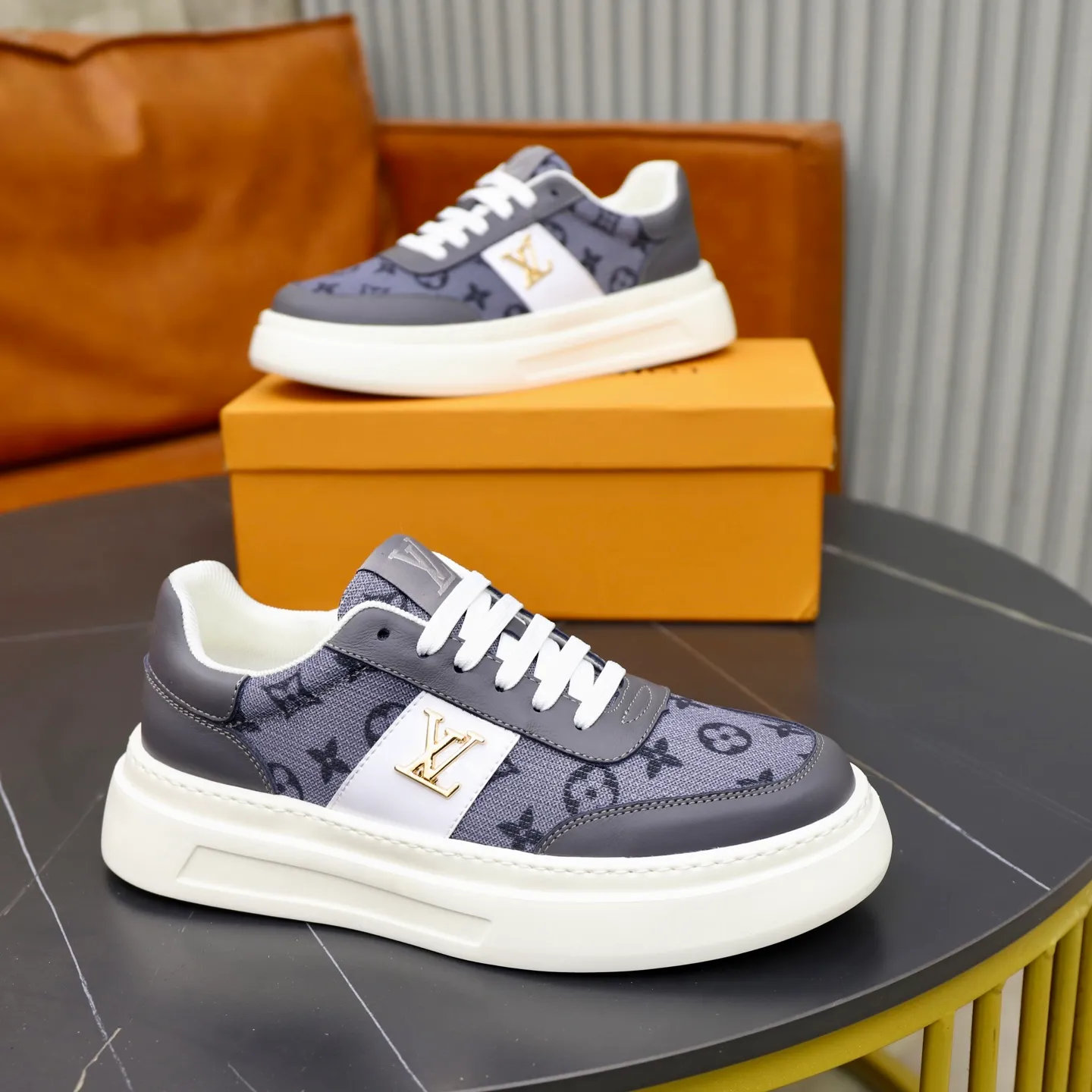 Ex-factory price: 420💰🙅‍♂️🙅‍♂️🙅‍♂️ Brand: LV Louis Vuitton Standard code: 38-44 (45 customized) Grade: Same as the official website Material: Original cowhide splicing fabric Comfortable cowhide lining Increased lightness, wear-resistant and soft outsole Style category: Men's fashionable casual shoes Running sneakers Distinguished luxury brand elements Top luxury Color: actual picture color